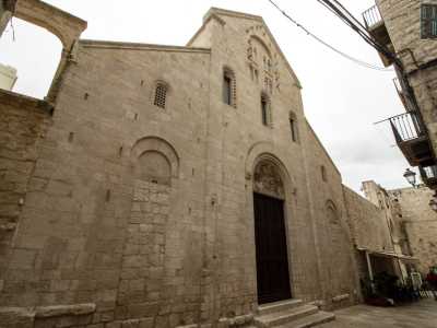 ...arrivando dopo pochi passi su Piazzetta dei 62 marinai, l� dove si erge la facciata �nascosta� di San Gregorio, quasi inglobata dalle abitazioni che la circondano
